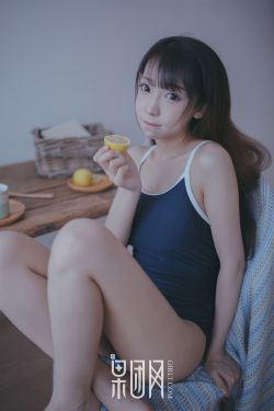 美女的衣服突然掉落了